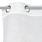 Nahaufnahme eines weißen Ösenschals mit Metallösen, aufgehängt an einer Stange.