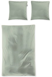 Bettwäsche-Set in sanftem Grün mit feinen Streifen, bestehend aus einem Bettbezug und zwei Kissenbezügen, aus der Vogelperspektive fotografiert.