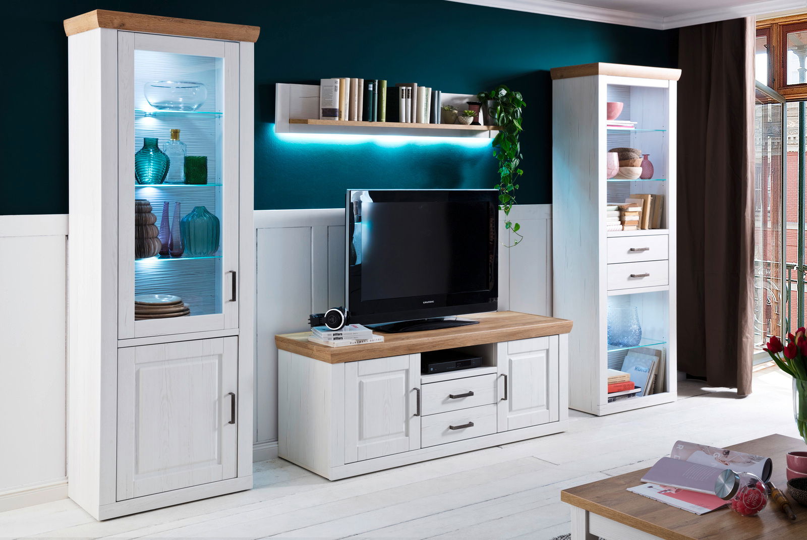 Moderne Wandkombination in heller Holzoptik mit zwei Vitrinen, einem TV-Schrank und einem Wandregal, seitliche Perspektive.