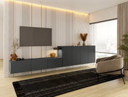 Modernes TV-Hängelowboard in dunklem Design, seitliche Perspektive, montiert an einer stilvollen Wand mit dekorativen Elementen.