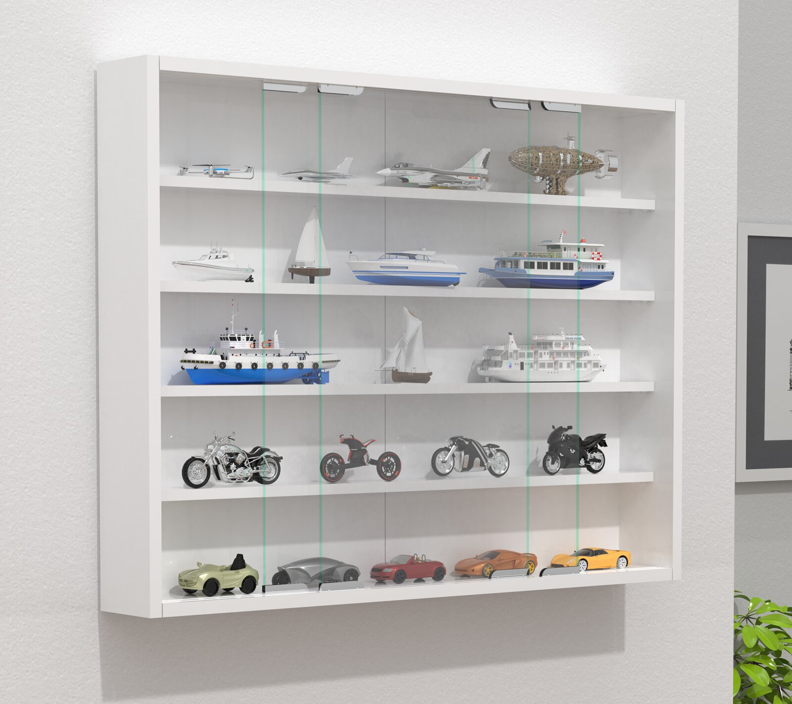 Wandmontierte weiße Sammlervitrine mit Glas-Schiebetüren und mehreren Regalböden, bestückt mit Modellfahrzeugen (Flugzeuge, Schiffe, Motorräder, Autos), schräg von vorne links fotografiert.