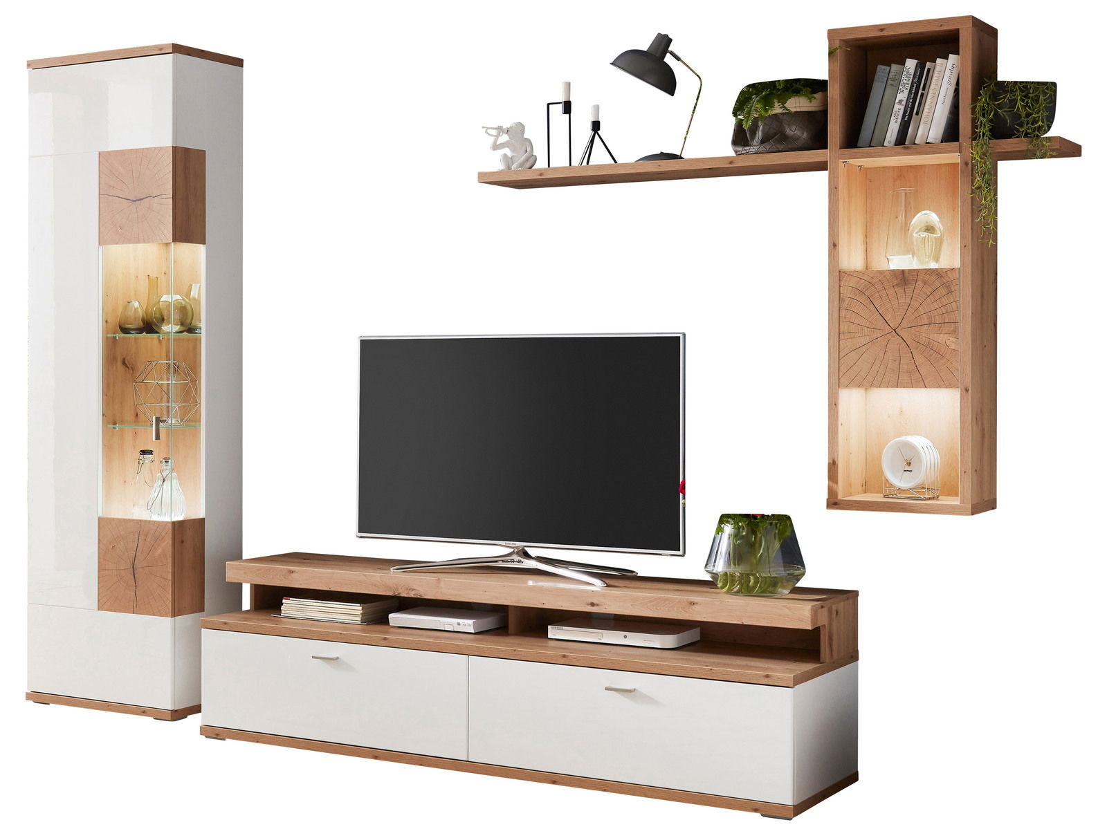 Moderne Wandkombination mit Holz- und Weißakzenten, bestehend aus einem TV-Schrank, einem hohen Vitrinenschrank und einem Wandregal mit Dekorationen, aus frontaler Perspektive.