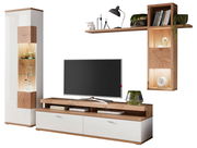 Moderne Wandkombination mit Holz- und Weißakzenten, bestehend aus einem TV-Schrank, einem hohen Vitrinenschrank und einem Wandregal mit Dekorationen, aus frontaler Perspektive.