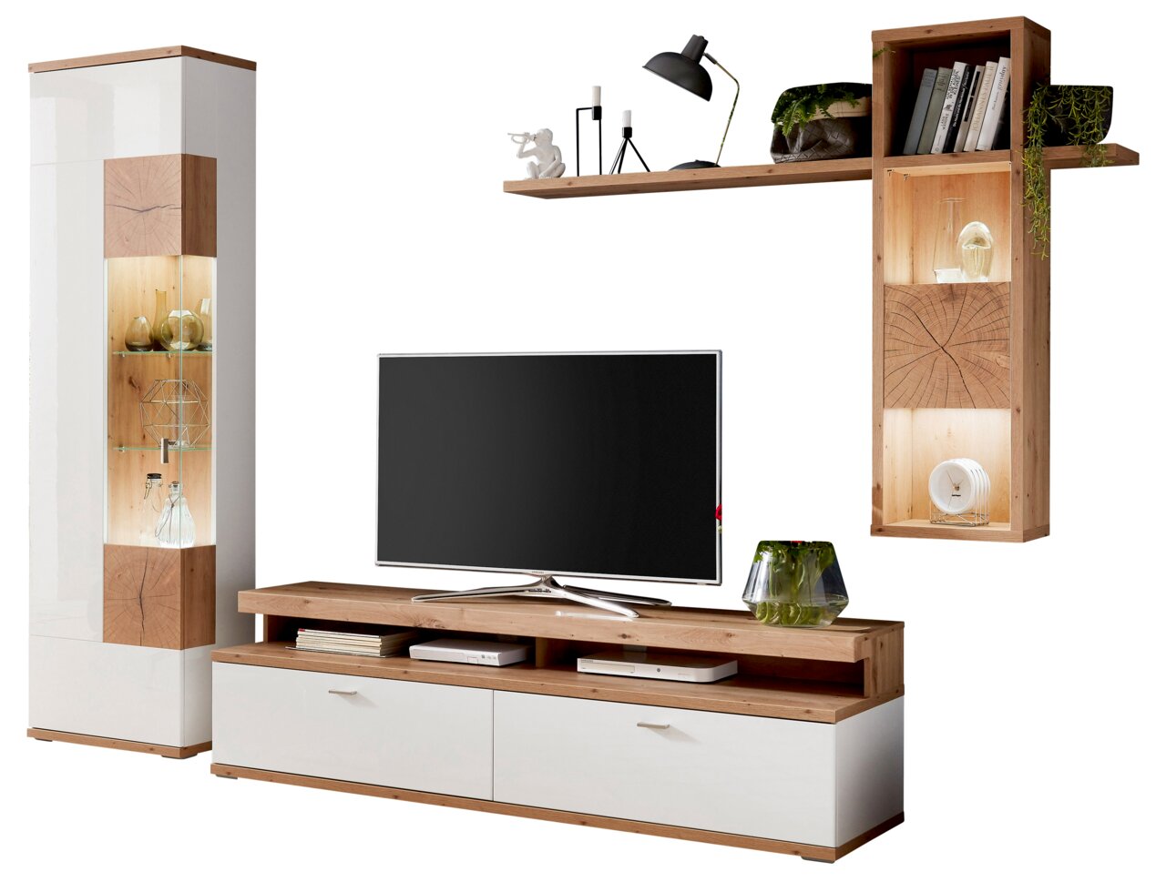 Zurbrüggen Wandkombination SYLT Moderne Wandkombination mit Holz- und Weißakzenten, bestehend aus einem TV-Schrank, einem hohen Vitrinenschrank und einem Wandregal mit Dekorationen, aus frontaler Perspektive.