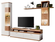 Moderne Wandkombination mit Holz- und Weißakzenten, bestehend aus einem TV-Schrank, einem hohen Vitrinenschrank und einem Wandregal mit Dekorationen, aus frontaler Perspektive.