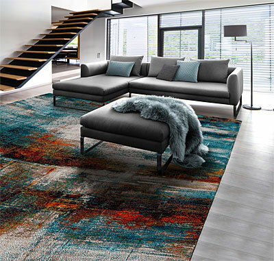 Moderne Rundecke in einem stilvollen Wohnzimmer mit Blick auf die gesamte Sitzgruppe und einem farbenfrohen Teppich.