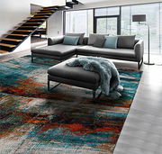 Moderne Rundecke in einem stilvollen Wohnzimmer mit Blick auf die gesamte Sitzgruppe und einem farbenfrohen Teppich.