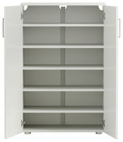 Weißer, niedriger Schuhschrank mit offenen Türen und sechs Regalböden, frontal betrachtet.