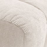 Nahaufnahme eines cremefarbenen Hockers mit gerippter Textur, seitliche Perspektive