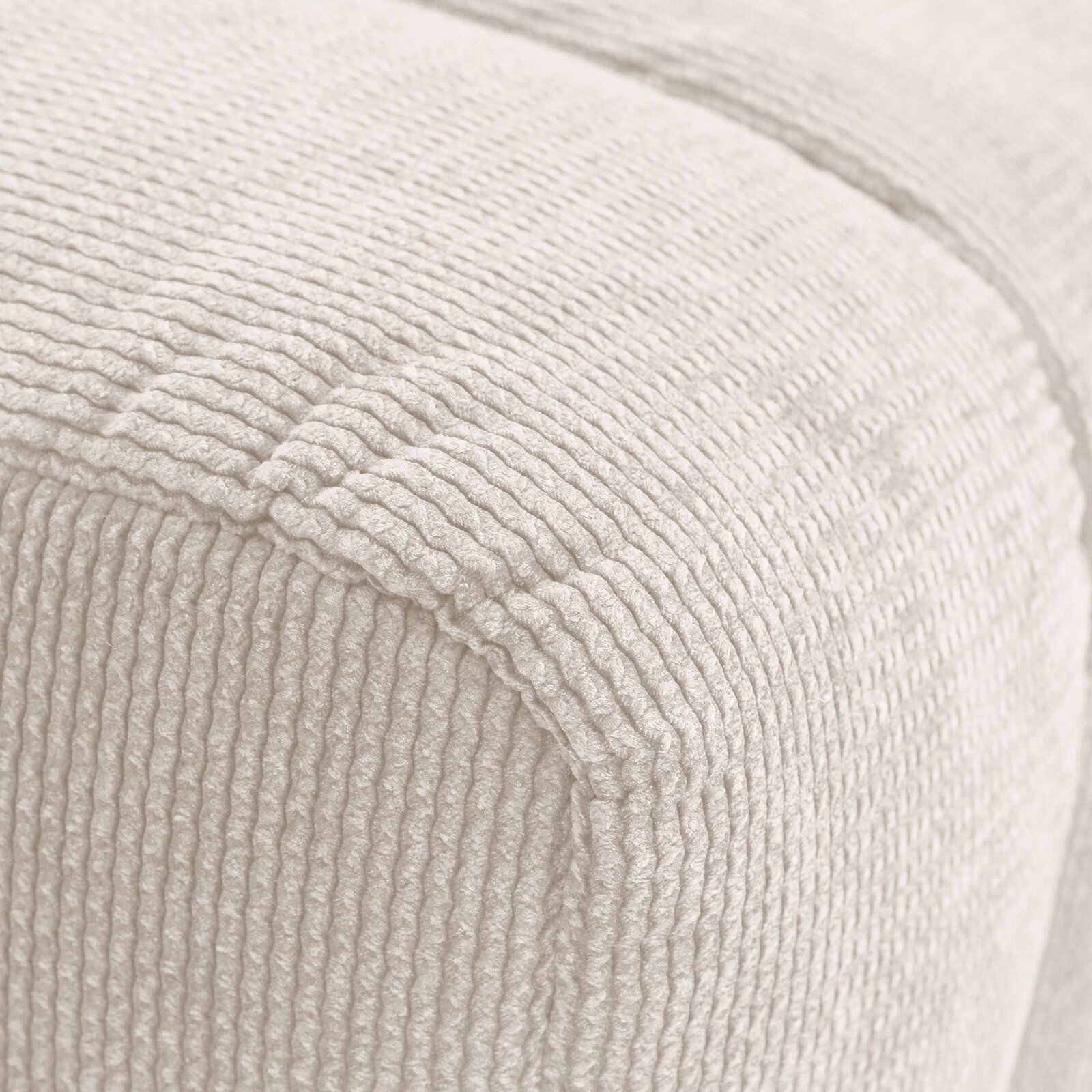 Novel Hocker LAILA Nahaufnahme eines cremefarbenen Hockers mit gerippter Textur, seitliche Perspektive