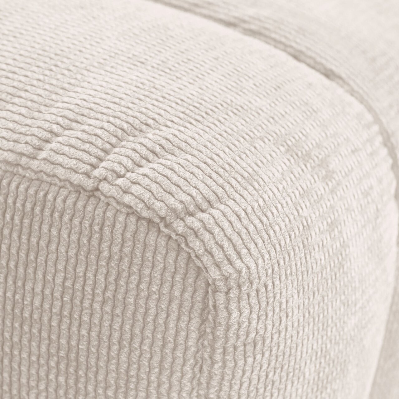 Novel Hocker LAILA Nahaufnahme eines cremefarbenen Hockers mit gerippter Textur, seitliche Perspektive