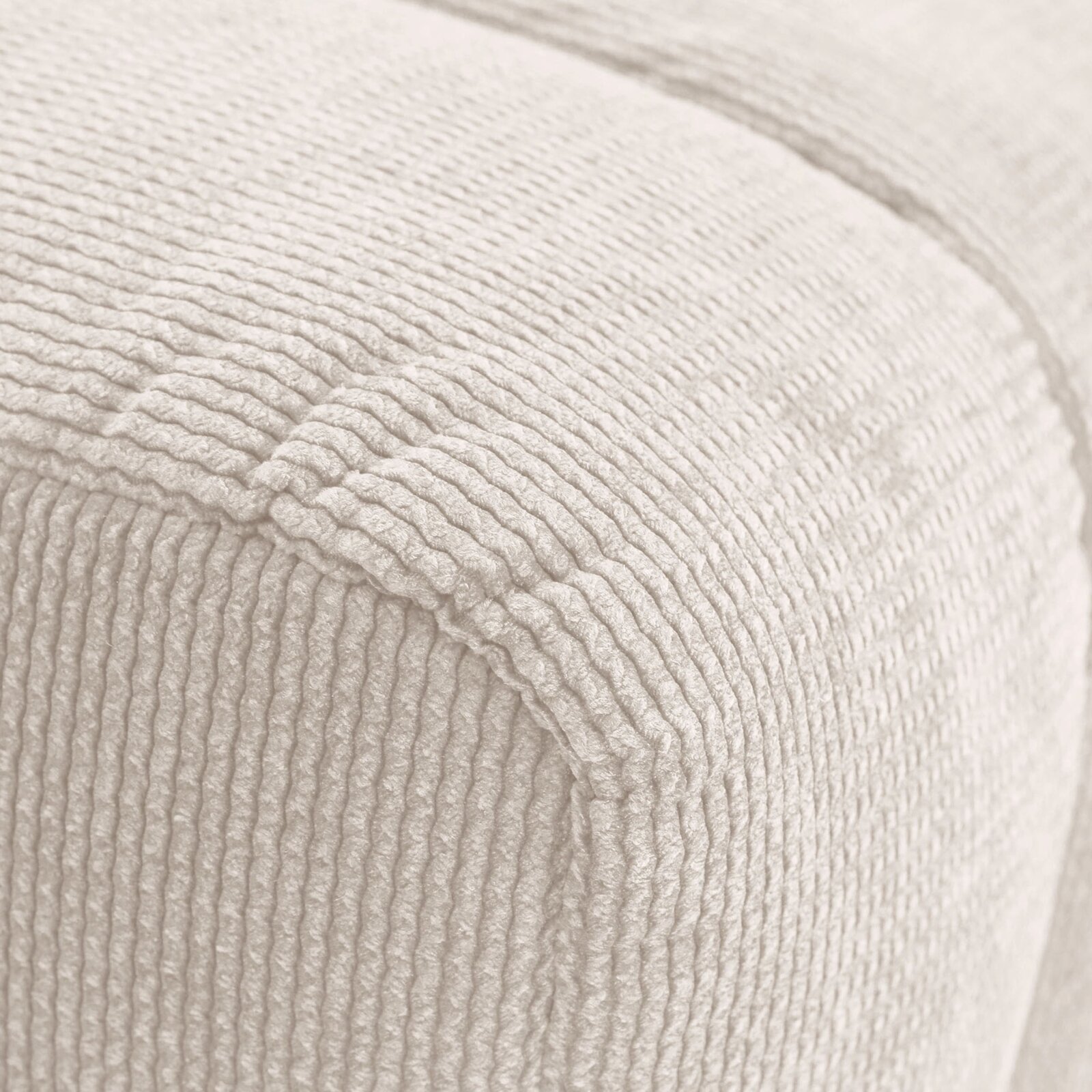 Novel Hocker LAILA Nahaufnahme eines cremefarbenen Hockers mit gerippter Textur, seitliche Perspektive