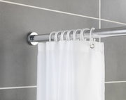 Teleskop Duschstange mit weißem Duschvorhang, seitliche Perspektive