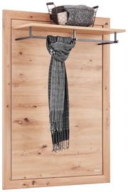 Garderobenpaneel aus Holz mit Metallstange und Ablage, frontal betrachtet. Ein Schal hängt an der Stange, und ein Korb mit Decken steht auf der Ablage.