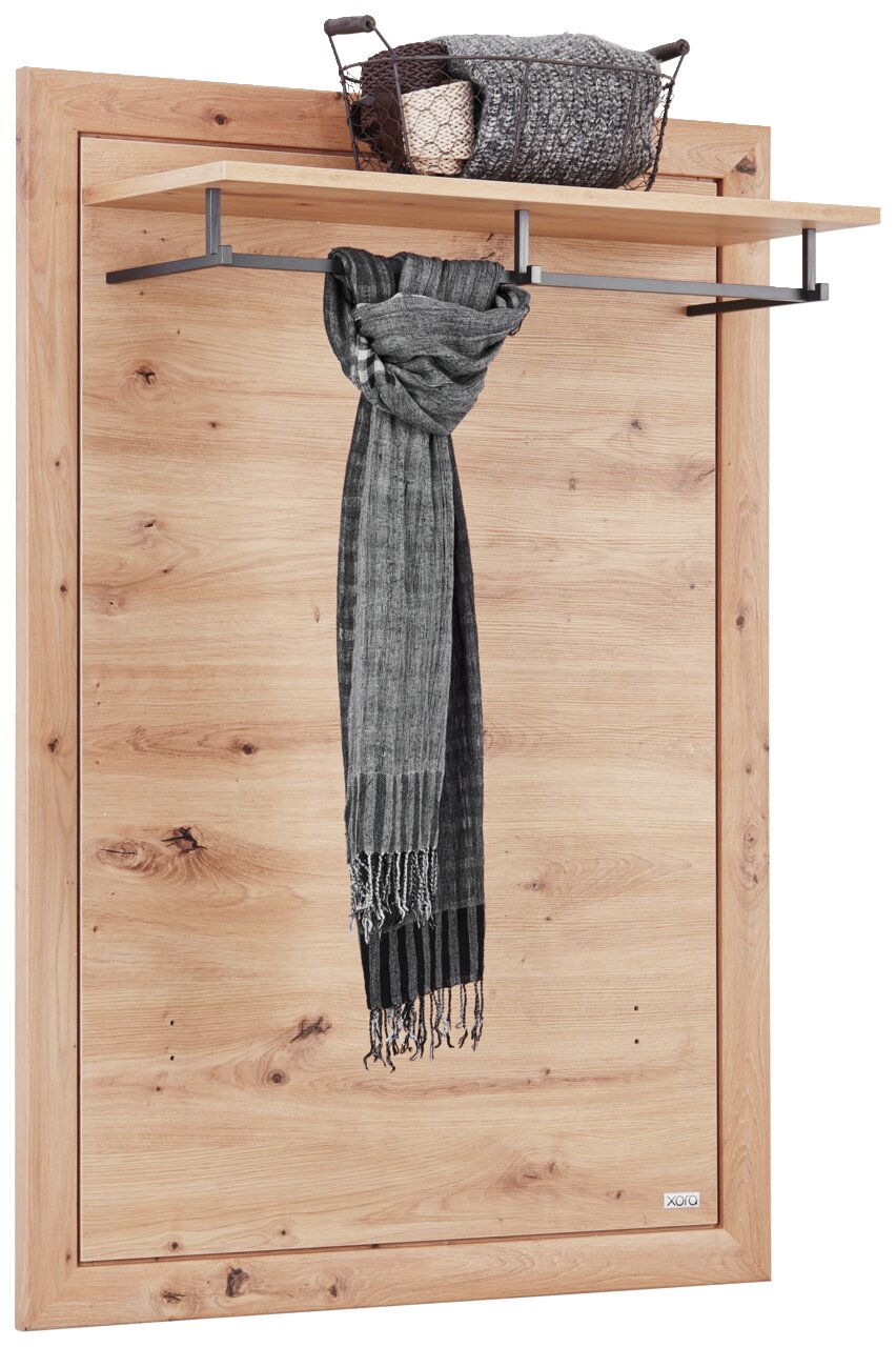 Garderobenpaneel aus Holz mit Metallstange und Ablage, frontal betrachtet. Ein Schal hängt an der Stange, und ein Korb mit Decken steht auf der Ablage.