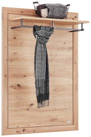 Garderobenpaneel aus Holz mit Metallstange und Ablage, frontal betrachtet. Ein Schal hängt an der Stange, und ein Korb mit Decken steht auf der Ablage.