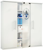 Weißer Medikamentenschrank mit drei Türen und Metallgriffen, mittlere Tür geöffnet mit Kreuzsymbol, Blick schräg von vorne auf den teilweise geöffneten Schrank mit sichtbaren Fächern und Inhalt