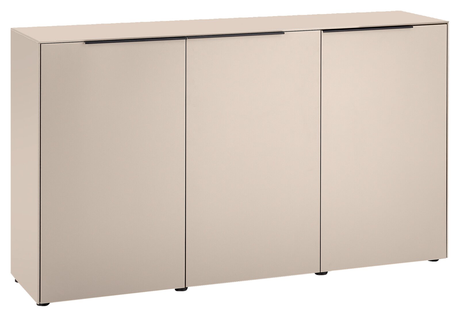 Voleo Sideboard ROSSO Beiges Sideboard mit drei glatten Türen und schmalen schwarzen Griffleisten, Ansicht schräg von vorne