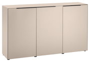 Beiges Sideboard mit drei glatten Türen und schmalen schwarzen Griffleisten, Ansicht schräg von vorne