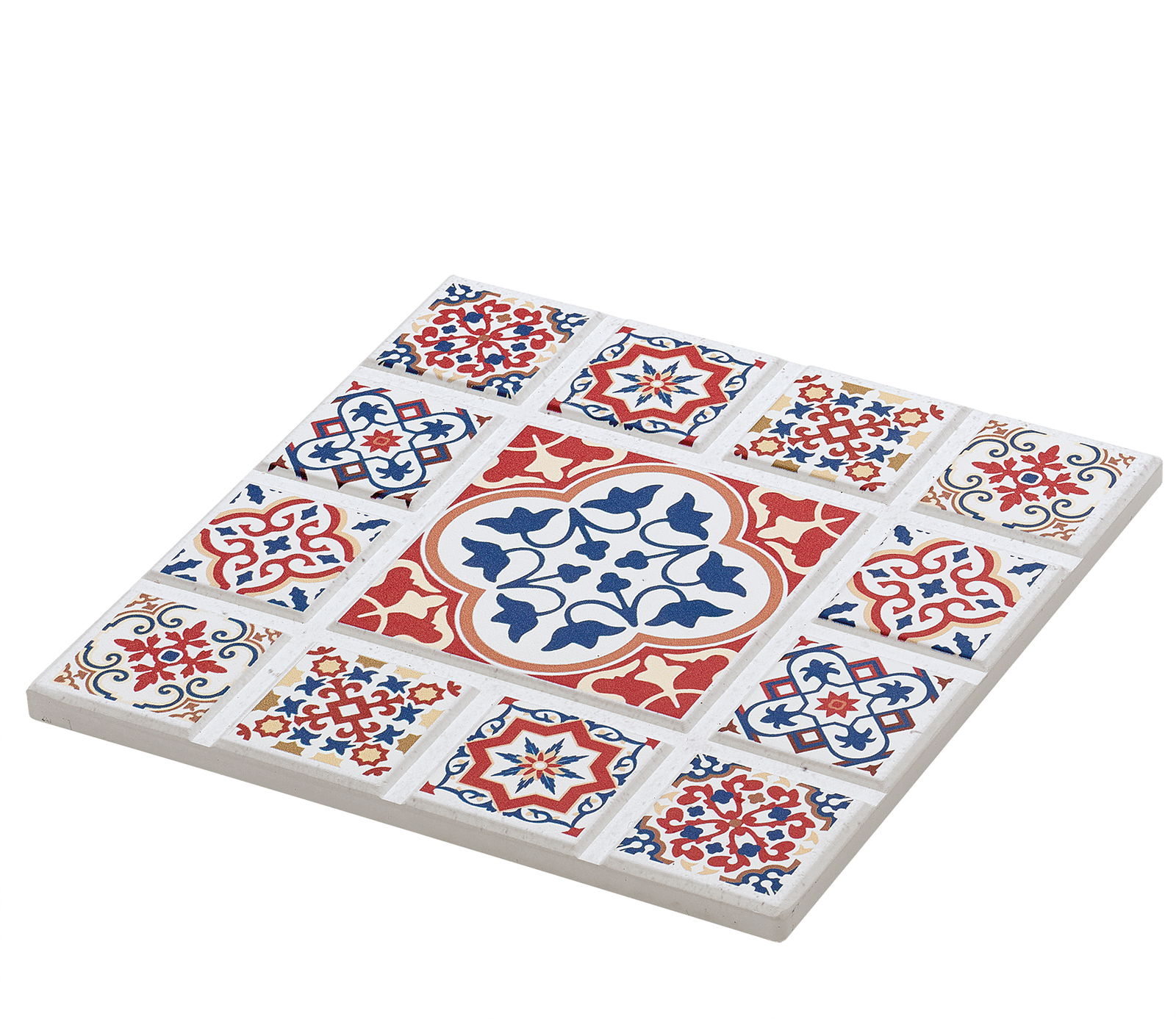 Untersetzer AGADIR Blume mit buntem Mosaikmuster in Rot, Blau und Weiß, aus schräger Perspektive fotografiert.