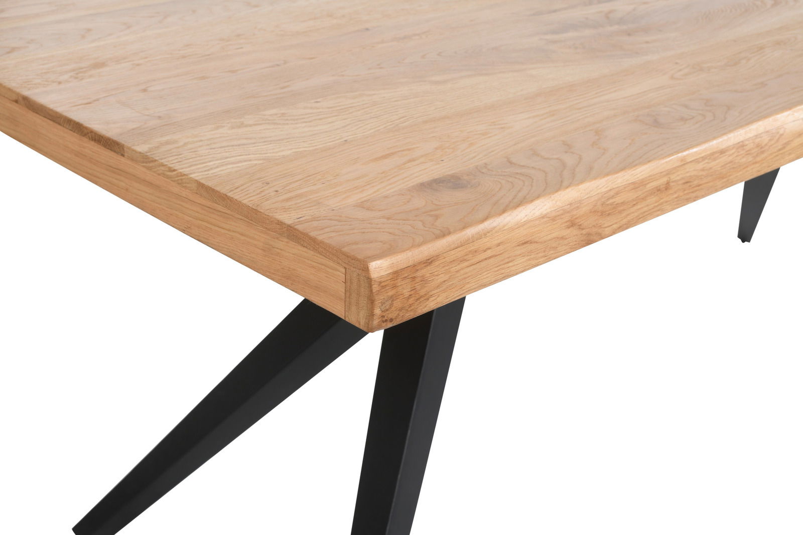 Nahaufnahme eines Esstisches mit einer Holzplatte und schwarzen Metallbeinen, Perspektive von der Ecke