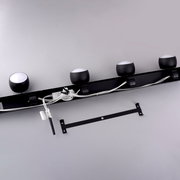 Pendelleuchte BALLINI in schwarzer Ausführung, von oben fotografiert, zeigt die Verkabelung und Montageelemente.