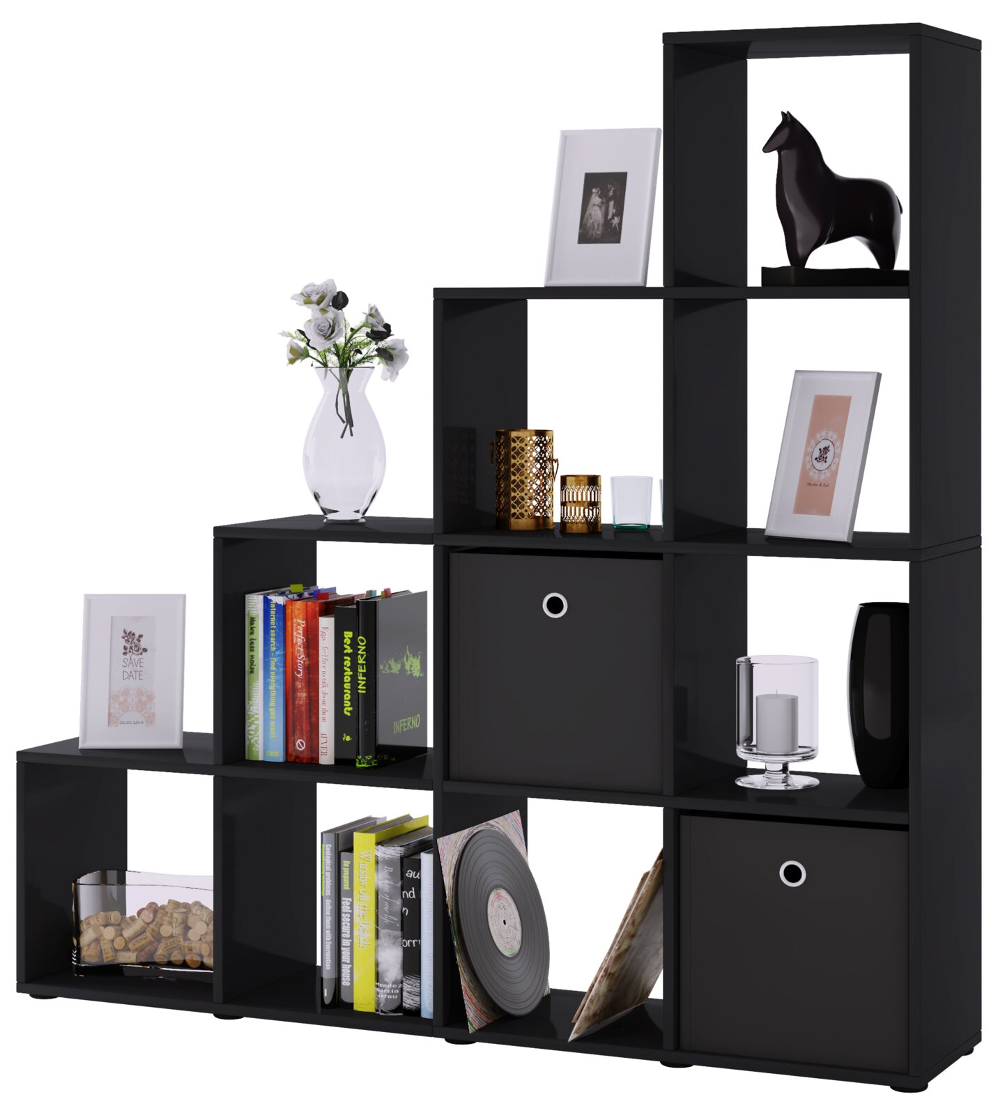 Schwarzes, modernes Würfel-Regal mit offenen Fächern und einer Schublade, dekoriert mit Büchern, Bilderrahmen, Vase und Dekofiguren, in frontaler Perspektive leicht von links vor weißem Hintergrund