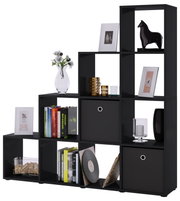 Schwarzes, modernes Würfel-Regal mit offenen Fächern und einer Schublade, dekoriert mit Büchern, Bilderrahmen, Vase und Dekofiguren, in frontaler Perspektive leicht von links vor weißem Hintergrund