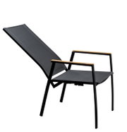 Schwarzer Outdoor-Loungesessel mit Textilbespannung und Armlehnen aus Holz, freigestellt auf weißem Hintergrund, Seitenansicht in leichter Perspektive von vorne rechts