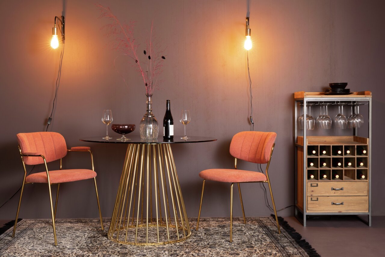 Weinregal aus Holz und Metall mit Glashalterung, frontal fotografiert, neben einem Tisch mit zwei Stühlen.