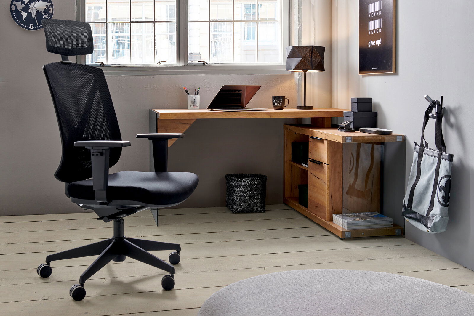 Moderner Eck-Schreibtisch aus Holz in einem stilvollen Büro, mit einem ergonomischen Bürostuhl im Vordergrund. Perspektive von der Seite.