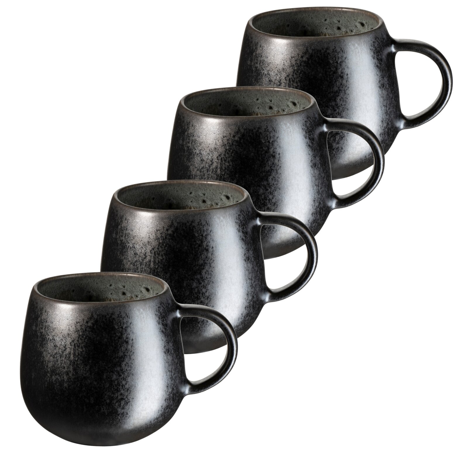 Vier dunkelgrau bis schwarze Keramik-Kaffeebecher mit Henkel und gesprenkelter Glasur, schräg versetzt angeordnet; Perspektive: leicht seitliche Ansicht von oben auf weißem Hintergrund.