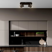 Moderne led-plafondlamp met twee verstelbare spots in een stijlvolle keuken, gezien van onderaf.