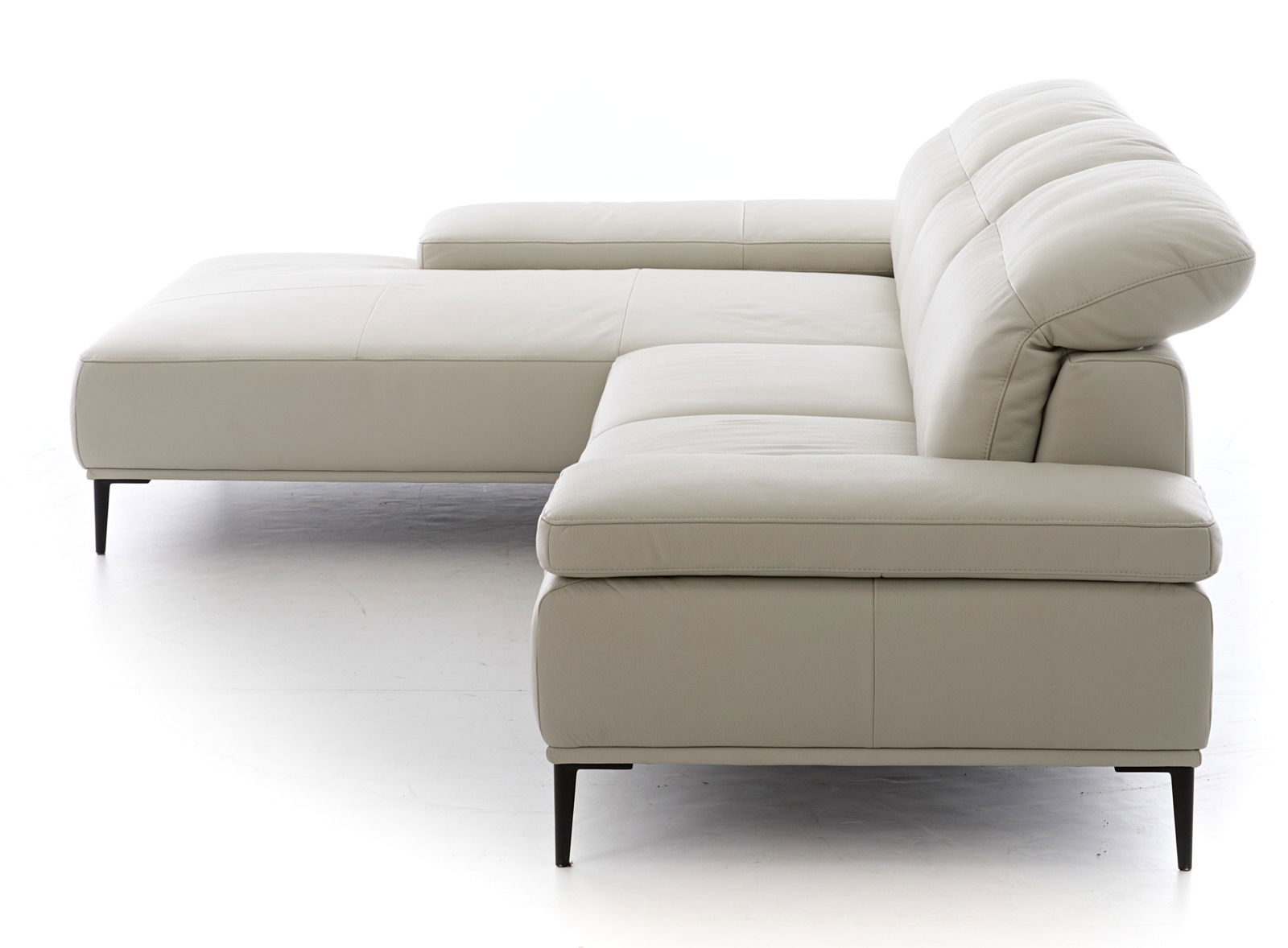 Beige Longchairkombination aus Leder, seitliche Perspektive, modernes Design mit schwarzen Metallfüßen.