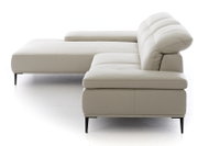 Beige Longchairkombination aus Leder, seitliche Perspektive, modernes Design mit schwarzen Metallfüßen.