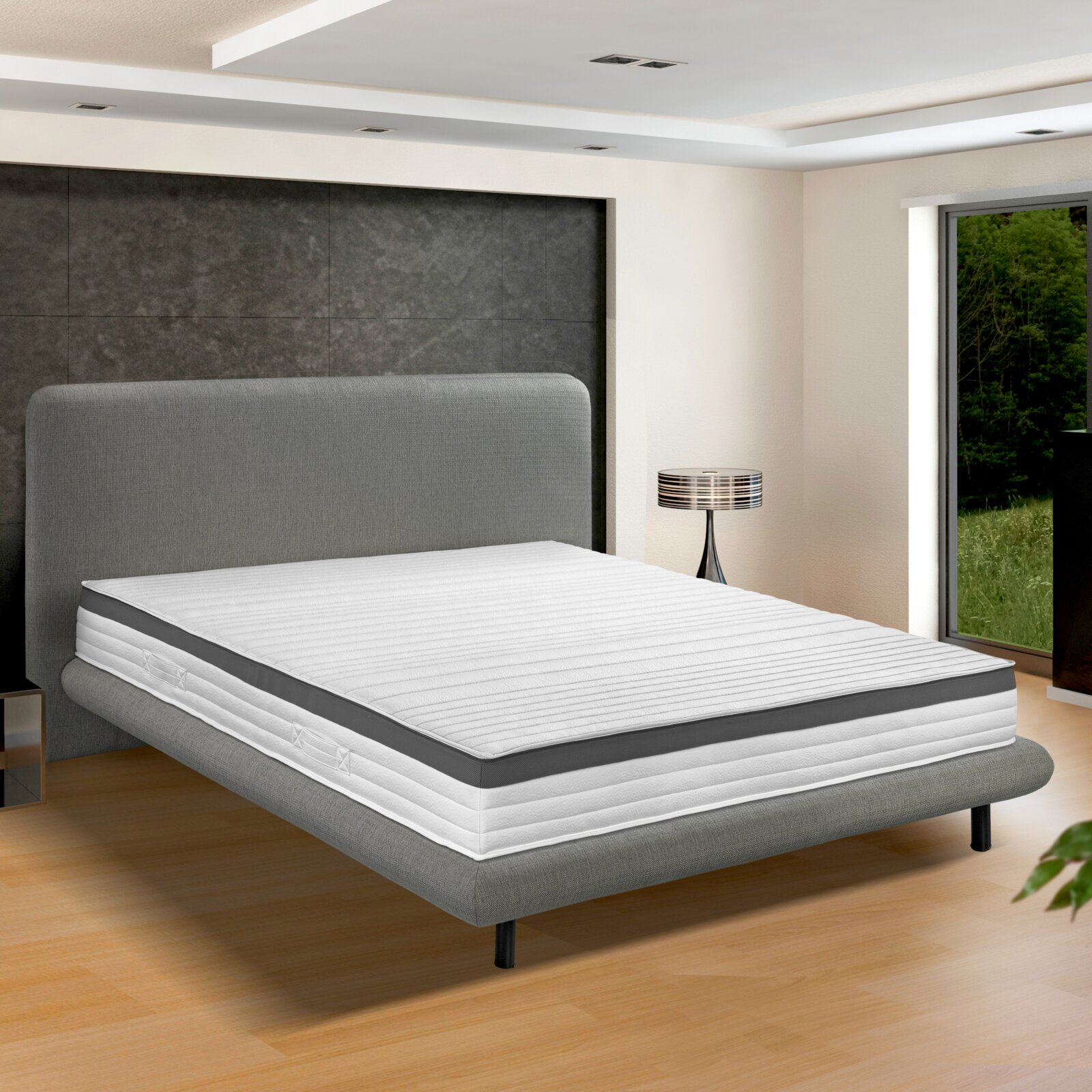 TTFK-Matratze H3 auf einem modernen grauen Bettgestell in einem stilvollen Schlafzimmer, seitliche Perspektive
