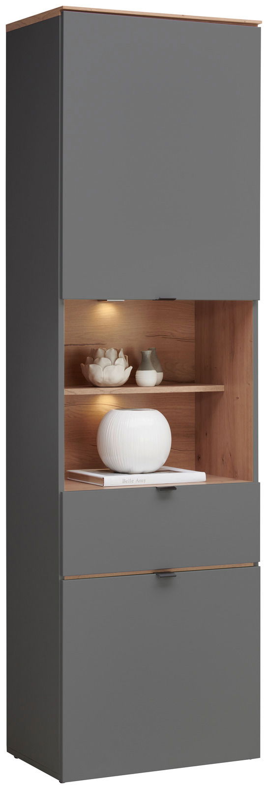 Hom´in Vitrine DIANA Graue Vitrine mit Holzdetails, zwei geschlossenen Fächern und einem offenen Fach mit Beleuchtung, frontal betrachtet.
