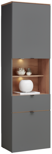 Graue Vitrine mit Holzdetails, zwei geschlossenen Fächern und einem offenen Fach mit Beleuchtung, frontal betrachtet.