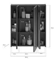 Spiegelschrank mit drei Türen, gefüllt mit verschiedenen Pflegeprodukten, aus der Frontansicht.