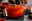 Ofenroter Bräter von Le Creuset, 29 cm, auf einem Tisch mit Weingläsern, seitliche Perspektive