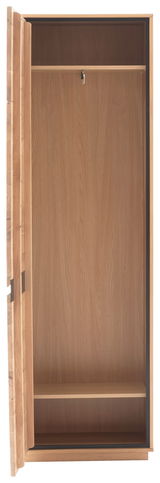 Offener Garderobenschrank aus Holz mit einer Tür, die nach links geöffnet ist. Innenansicht zeigt eine Kleiderstange und ein Regalbrett. Frontalansicht.