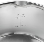 Innenansicht eines Edelstahltopfs mit Messskala in Litern und Quarts.