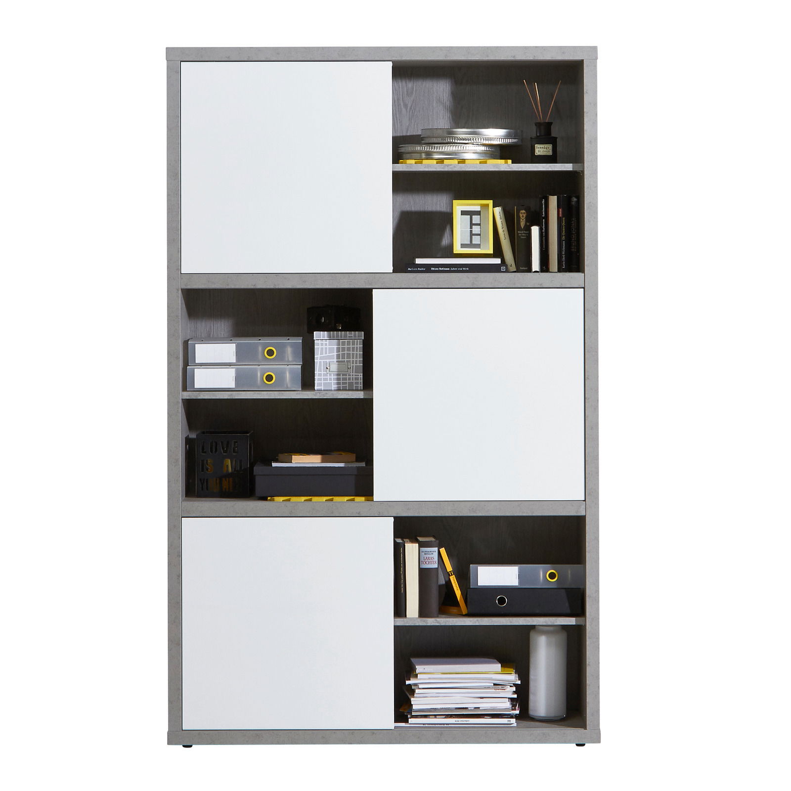 Moderner Hochschrank mit weißen Türen und offenen Regalfächern, gefüllt mit Büchern und Ordnern, aus frontaler Perspektive.