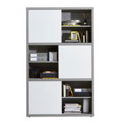 Moderner Hochschrank mit weißen Türen und offenen Regalfächern, gefüllt mit Büchern und Ordnern, aus frontaler Perspektive.