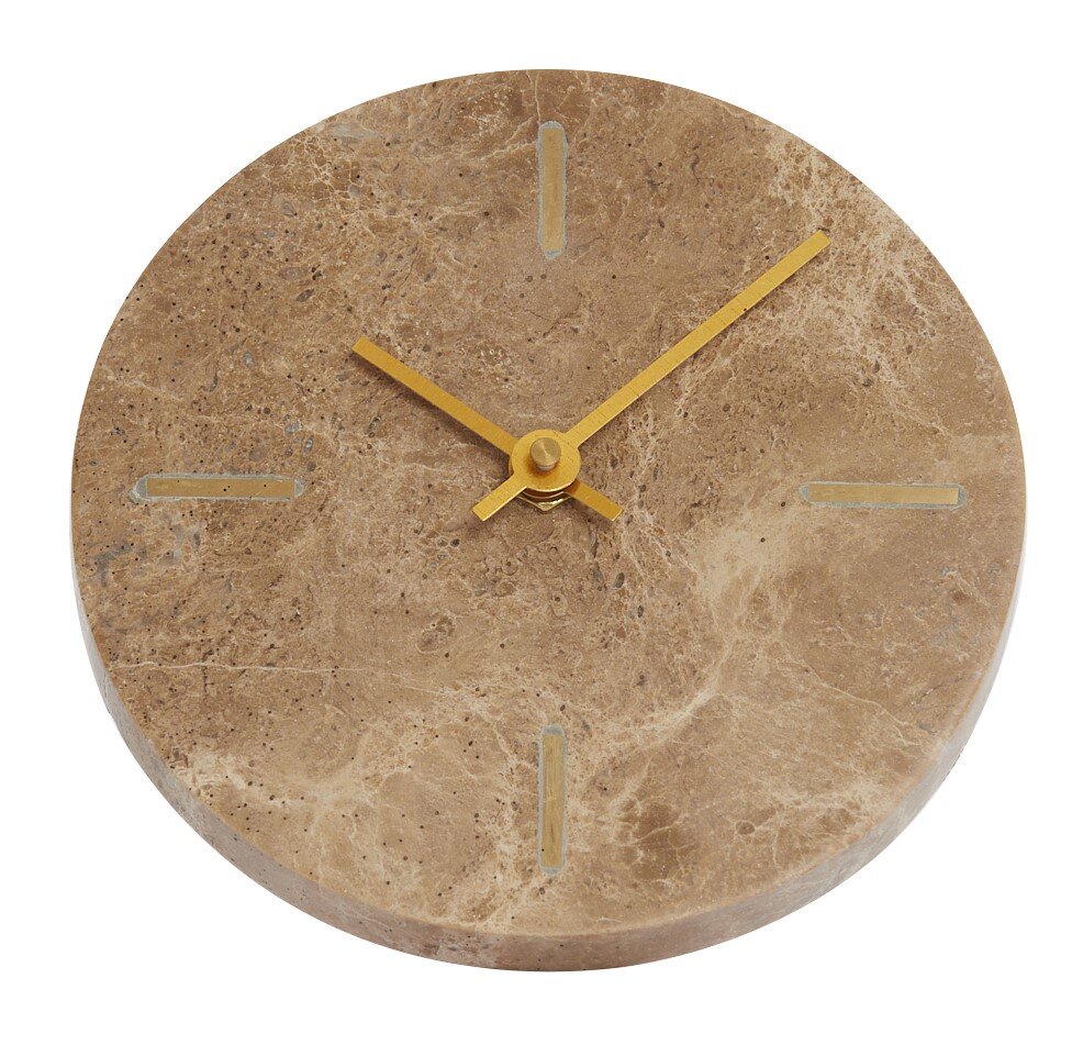 Ronde wandklok van bruin marmer met gouden wijzers, bovenaanzicht
