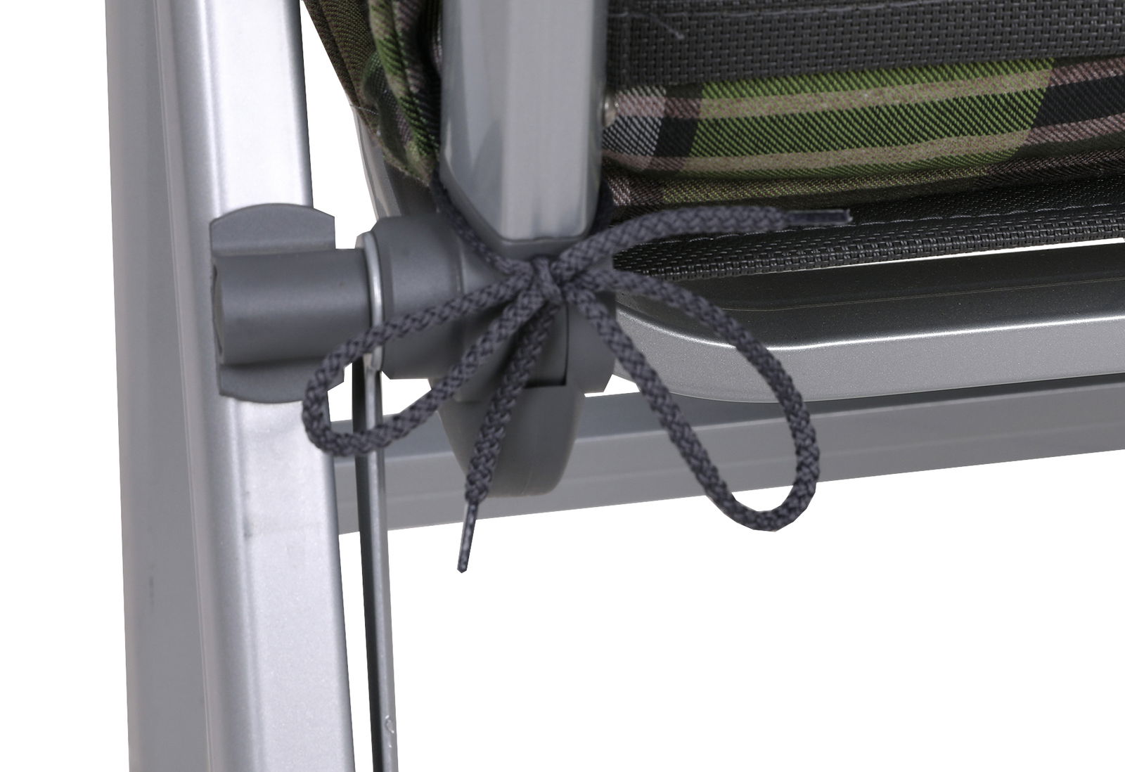 Nahaufnahme eines Sessels mit grün kariertem Polster und grauem Gestell, seitliche Perspektive