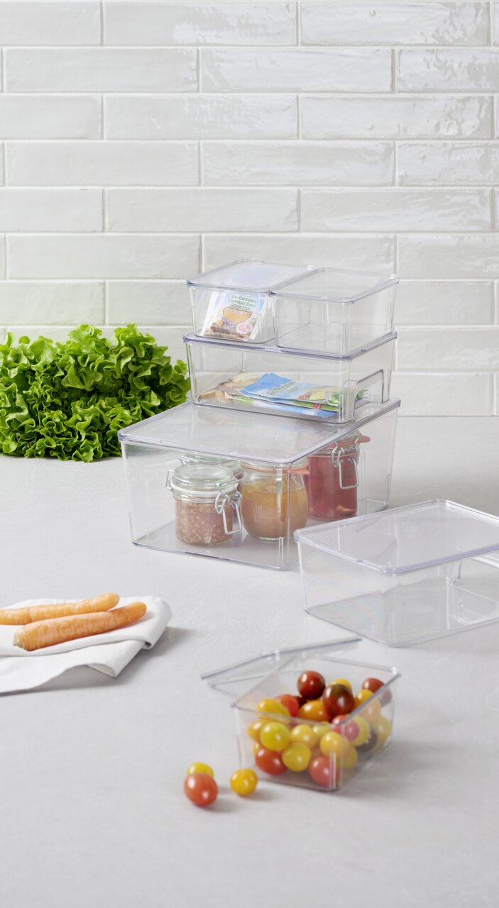 Homeware Organizer, 7-delig Doorzichtige opbergbakken in verschillende maten, gestapeld en gevuld met etenswaren, op een keukenblad. Vooraanzicht.