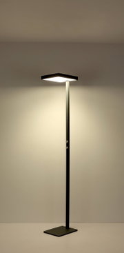 Schlanke schwarze LED-Stehleuchte mit quadratischem Leuchtkopf und rechteckigem Standfuß, eingeschaltet, frontale Ansicht auf neutralem Hintergrund