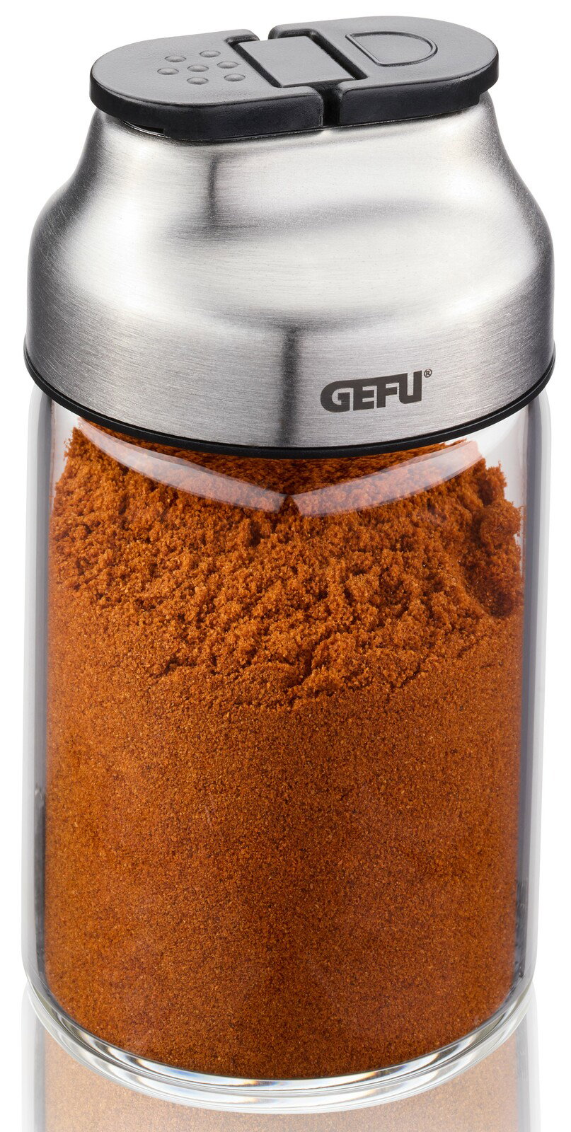Gewürz- und Kräuterstreuer aus Glas und Edelstahl mit schwarzem Deckel, gefüllt mit rotem Pulver, seitliche Perspektive