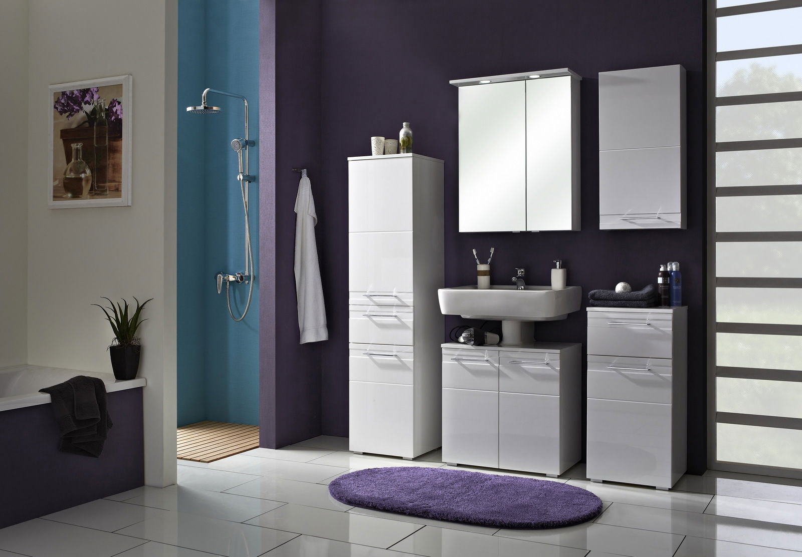 Moderner weißer Midischrank in einem stilvollen Badezimmer, frontal betrachtet.